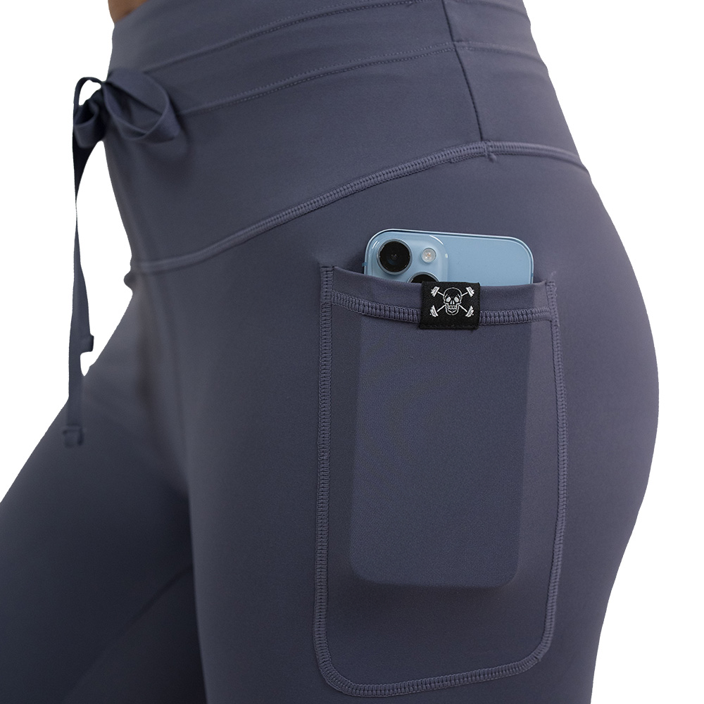 close up of the omni twilight purple leggings with a phone in the pocket