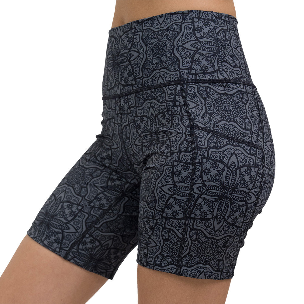 zentangle 7 inch shorts facing the side