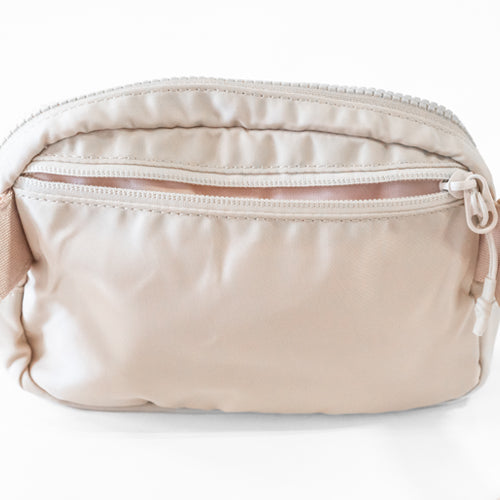 close up of belt bag zipper