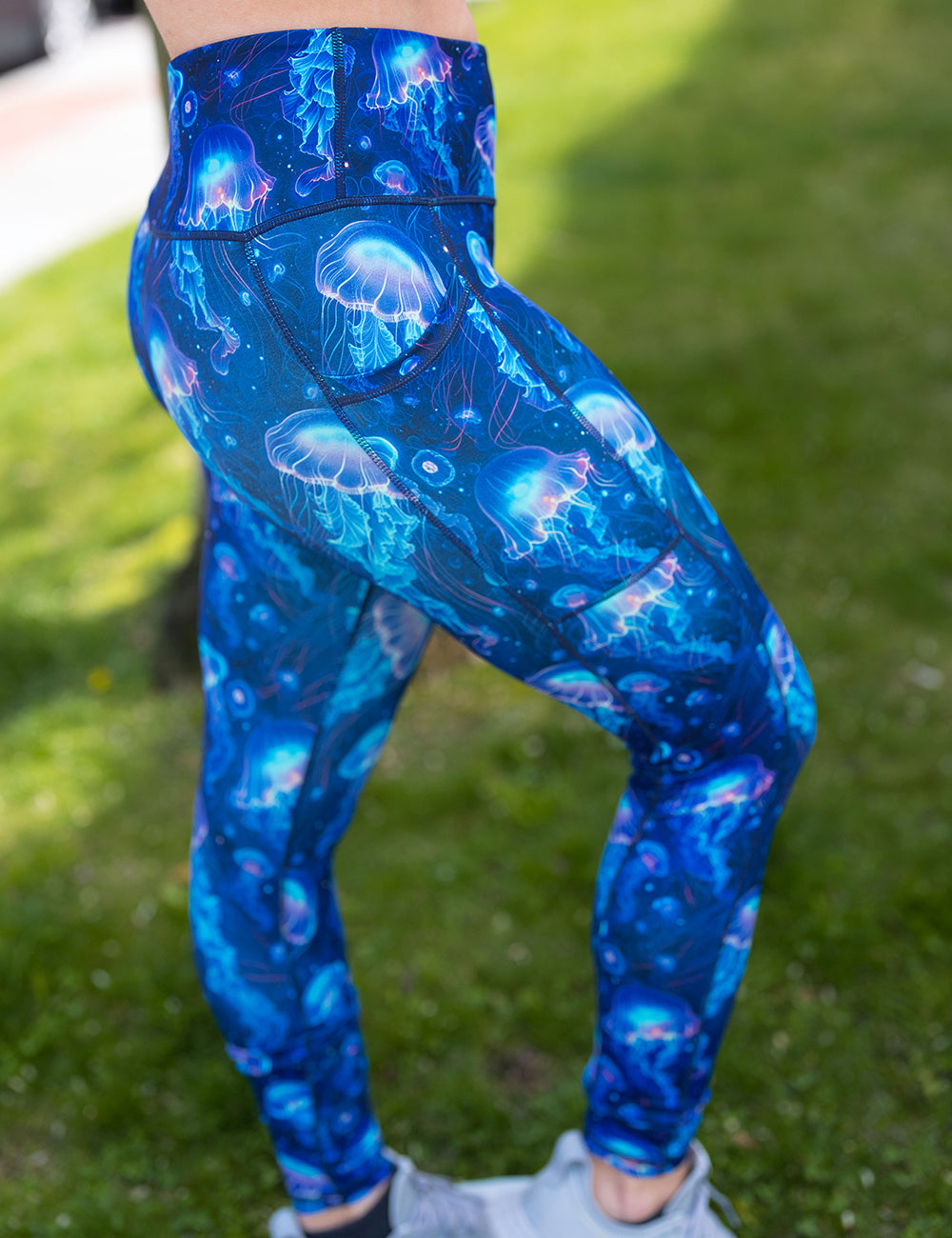 close up of a model wearing the blue jelly fish pattern full length leggings