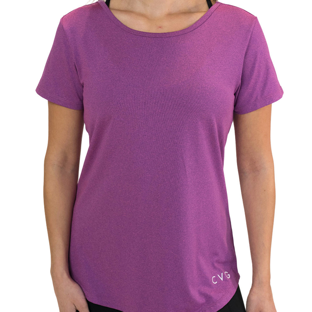 model wearing a heathered magenta tee