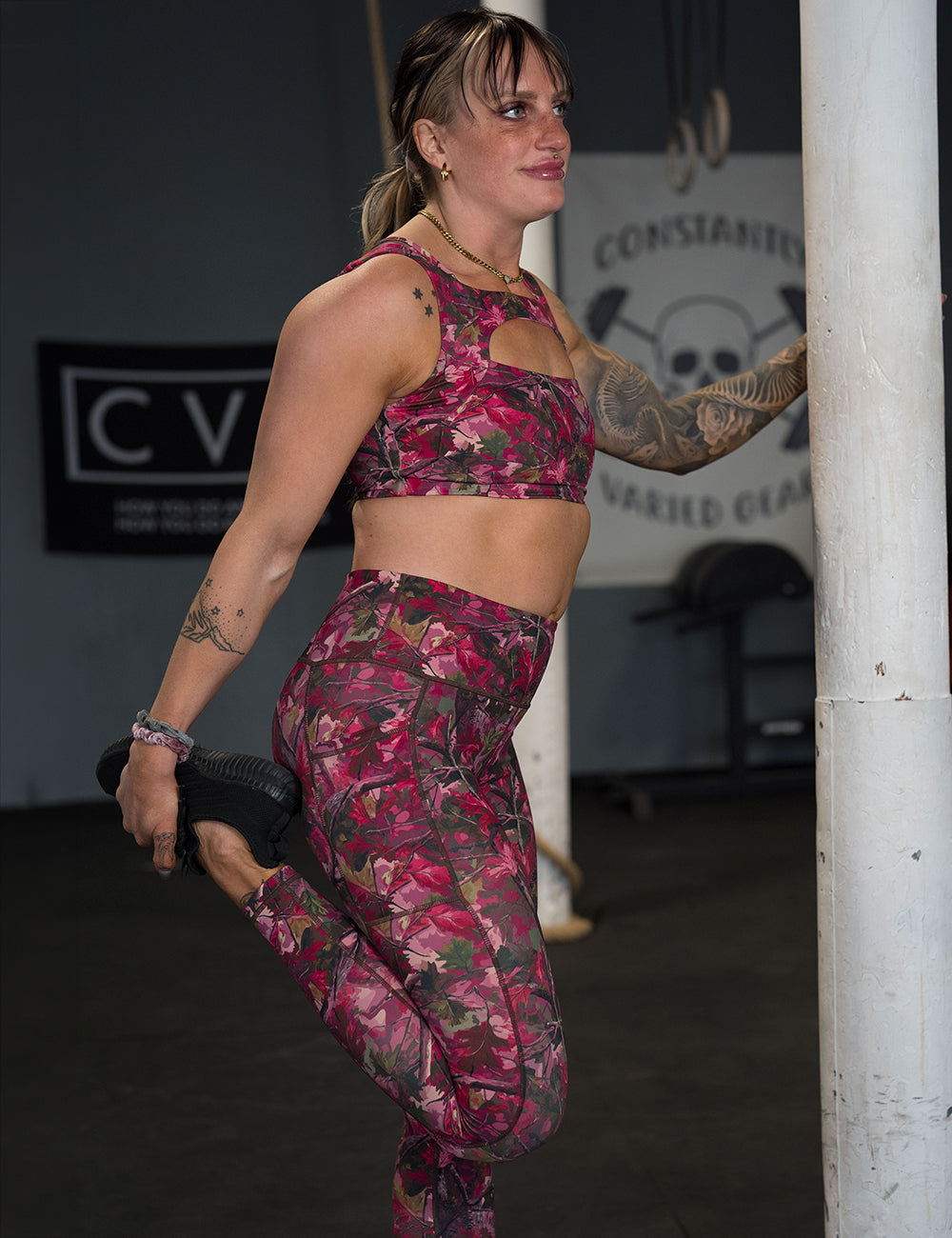 model wearing the full length pink forest camo leggings in the gym