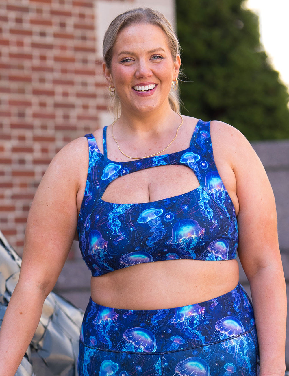 model wearing the blue jellyfish pattern vista bra