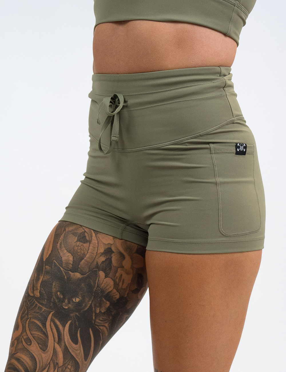 close up of the 2.5 inch omni solid green shorts against  a white background