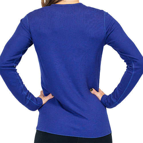 Photo of the back of a model wearing a navy long sleeve thermal. 